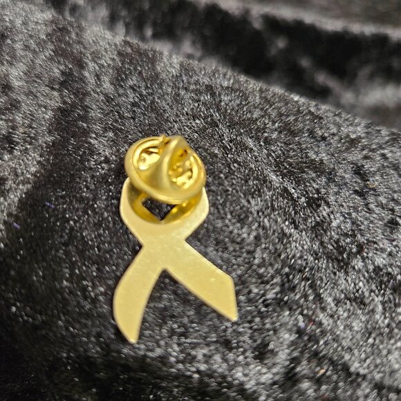 Blue Ribbon Pin - Picture 3 of 3